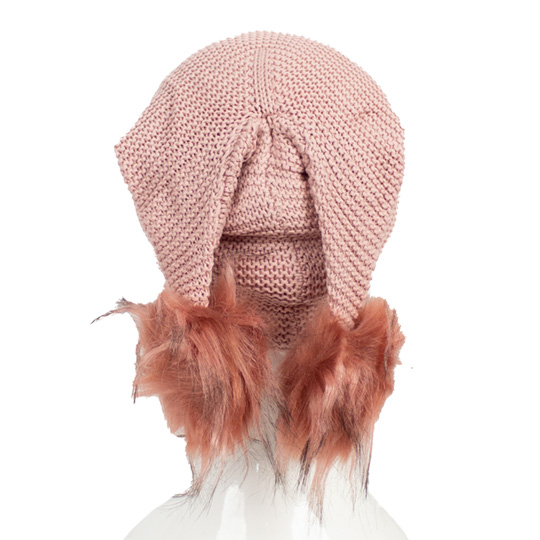 کلاه تک پوم‌دار رو گوشی soorati-cherk-posht