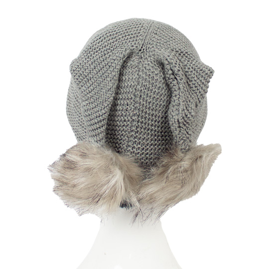 کلاه تک پوم‌دار رو گوشی sabz-toosi-posht