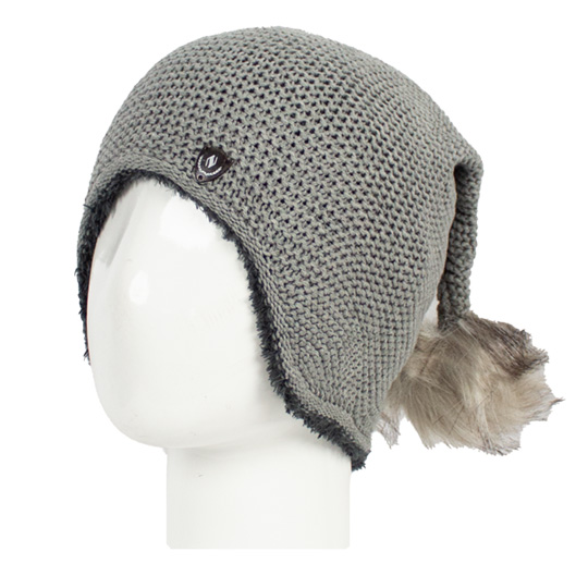 کلاه تک پوم‌دار رو گوشی sabz-toosi